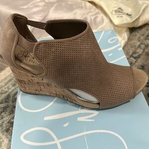 New in box. Life Strides Soft systems. Hinx size 9